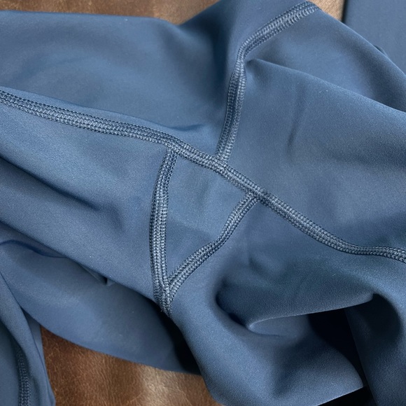 Alo Ripped Warrior Row of Slits Leggings - Picture 8 of 12